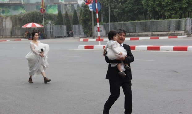 Cô dâu phải vén váy để cùng người nhà về nhà chồng.