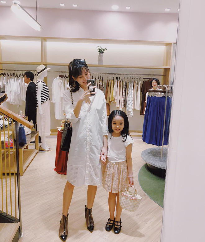 Không hổ danh là stylist, phong cách thời trang khi mang bầu của Mai B chắc chắc không phải là những chiếc váy rộng thùng thình nhàm chán. Cô nàng vẫn có những cách mix&match rất thú vị như áo sơmi rộng với quần ôm hay váy sơmi oversize với bốt để thoải mái nhưng vẫn xinh xắn trong thời kì mang thai.