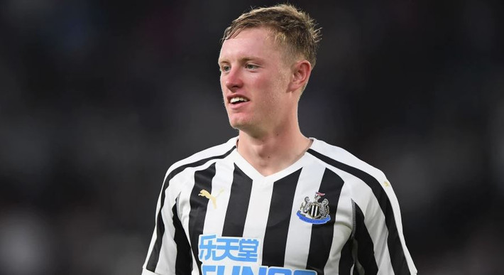 Theo Telegraph, HLV Solskjaer muốn có cả một tiền vệ tấn công lẫn một tiền vệ thiên về phòng ngự trong mùa Hè này. Ngôi sao của Sporting Lisbon, Bruno Fernandes cùng ngôi sao của Newcastle United, Sean Longstaff là 2 cái tên đã lọt vào 'mắt xanh' của Quỷ đỏ.