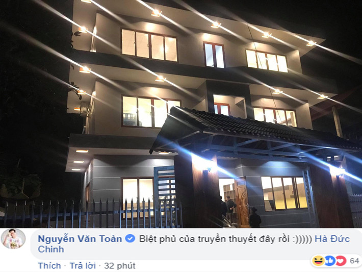 Trước đó, một cầu thủ đội tuyển Việt Nam khác cũng khiến dân mạng khen hết lời về sự hiếu thảo đó là Hà Đức Chinh. Cầu thủ người Phú Thọ đã dành tiền được thưởng ở các giải đấu trong năm 2018 để xây nhà.