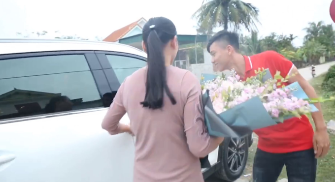 Văn Đức mua xế hộp tặng mẹ sau một năm thành công cùng đội tuyển Việt Nam.