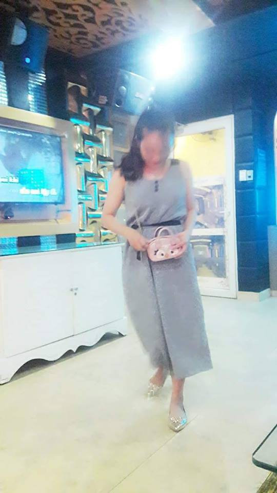 Tạo dáng đã đẹp nhưng rất tiếc người bạn cầm máy ảnh lại ấn vào lúc nhân vật chính chưa kịp ngẩng mặt lên.