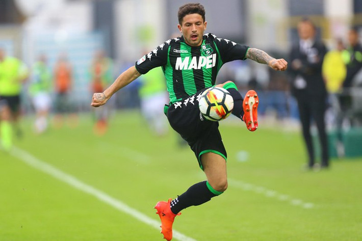 Theo một số nguồn tin, AC Milan đang là đội bóng dẫn đầu trong cuộc đua giành chữ ký của tiền vệ Stefano Sensi, người đang thuộc biên chế CLB Sassuolo.