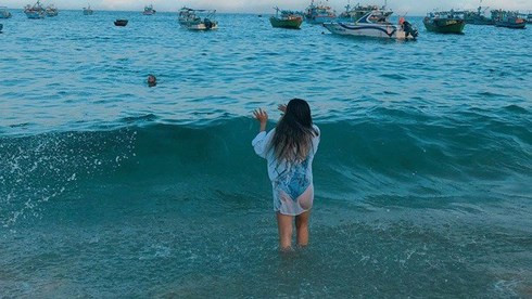 Mới đây, những hình ảnh mát mẻ đăng tải lên trang cá nhân Instagram của bạn gái cầu thủ Quang Hải tiếp tục bị công chúng "lên án".