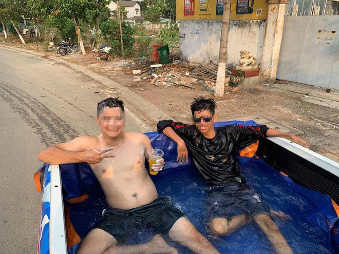 Nhiều người mồ hôi nhễ nhại, chạy xe xung quanh hẳn cũng đang muốn được như 2 nam thanh niên. Tuy nhiên, cảm giác đó chỉ là nhất thời. Phương pháp tránh nóng giữa đường như vậy quả thực tiềm ẩn quá nhiều nguy hiểm.