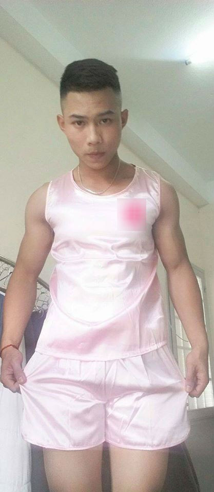 Chẳng là anh chàng này mua bộ jumsuit bò nhìn rất đẹp và phong cách, thế nào mà khi nhận hàng về lại rộng thùng thình, dài qua mấy lần mắt cá, đến nỗi anh chàng khi mặc vào nhìn chẳng khác nào thảm họa thời trang Tết so với hình ảnh quảng cáo so sánh bên cạnh.