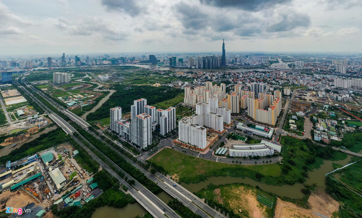 Khu tái định cư Bình Khánh (quận 2, TP.HCM) nằm giữa trung tâm bán đảo Thủ Thiêm hoàn thành từ năm 2015. Đến nay, nhiều khối nhà vẫn vắng vẻ, không người ở và xuống cấp trầm trọng.