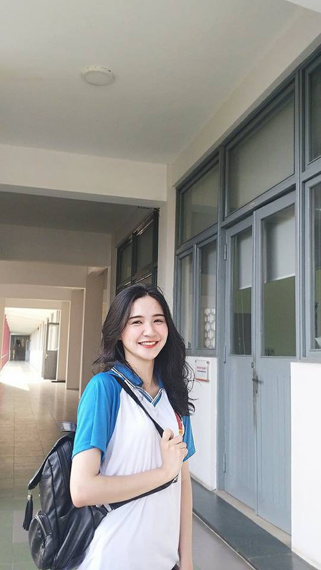Trịnh Minh Tâm, sinh năm 2000 đang là sinh viên ĐH Bách khoa Hà Nội. Cô bạn này từng được CĐM chú ý khi đăng những tấm hình mặc đồng phục trong sân trường.