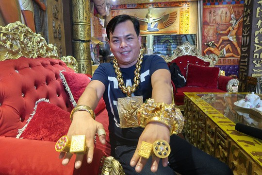 Tuy nhiên, theo thông tin có được trước đó nhân vật Phúc XO đã được nhiều người tại TP HCM chú ý tới khi đeo khoảng 9 kg vàng trên người tới cửa hàng để mua điện thoại di động.