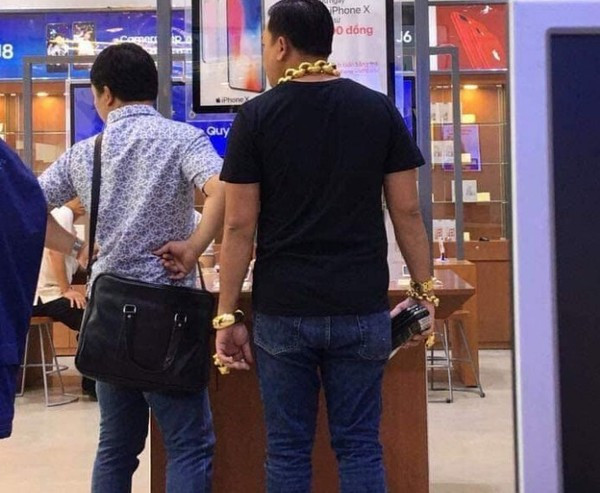 Những ngày qua, thông tin về người đeo nhiều vàng nhất Việt Nam là Phúc XO bị bắt vì "Tổ chức sử dụng chất ma túy" tại cơ sở Karaoke XO. Từ thông tin này, mọi ngóc ngách trong đời tư của nhân vật vàng đeo đầy người trên được đào bới triệt để.