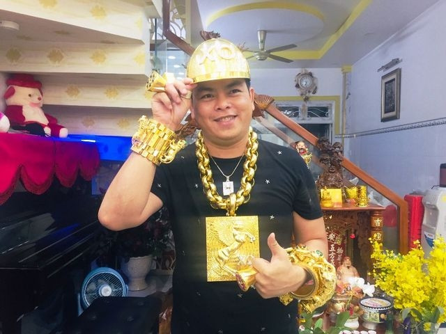 Thậm chí, để nổi bật tên mình trên chiếc mũ, Phúc XO còn dùng kim cương để điểm xuyết trên siêu phẩm khoe của của mình.
