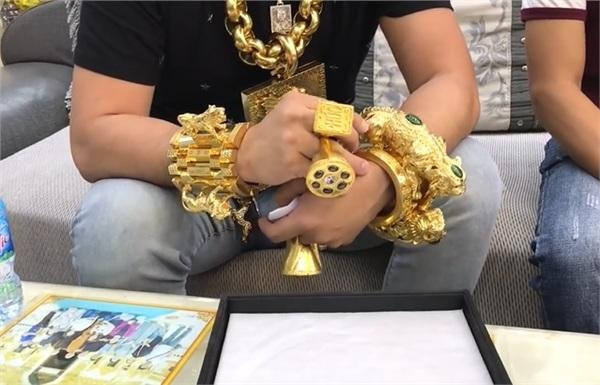 Theo thông tin mới nhận được, khi lấy lời khai tại cơ quan chức năng, Phúc XO thừa nhận số vàng anh ta thường đeo là vàng giả.