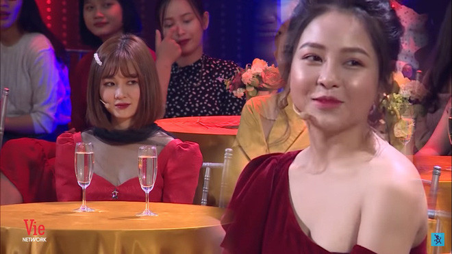 Tuần qua, chương trình Quý ông đại chiến đã lên sóng, nhiều người chú ý tới khách mời đặc biệt hot girl Trâm Anh. Tuy nhiên, khi chương trình lên sóng, toàn bộ những cảnh quay có sự xuất hiện của hot girl sinh năm 1995 đều bị cắt bỏ.