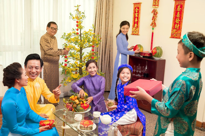 Kiểu "con ngoan bố mẹ" đón Tết cùng gia đình: Hiện nay, việc đón Tết Nguyên đán bên gia đình vẫn được đa số các bạn trẻ lựa chọn. Sau bữa cơm tất niên đầm ấm, sum vầy, các bạn sẽ đón giao thừa cùng cả nhà.