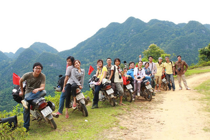 Đi du lịch ngày Tết: Vài năm trở lại đây số lượng học sinh, sinh viên đi du lịch ngày Tết âm lịch ngày càng tăng. Theo quan điểm trên, dịp Tết là thời điểm họ được nghỉ xả hơi sau những ngày học căng thẳng.