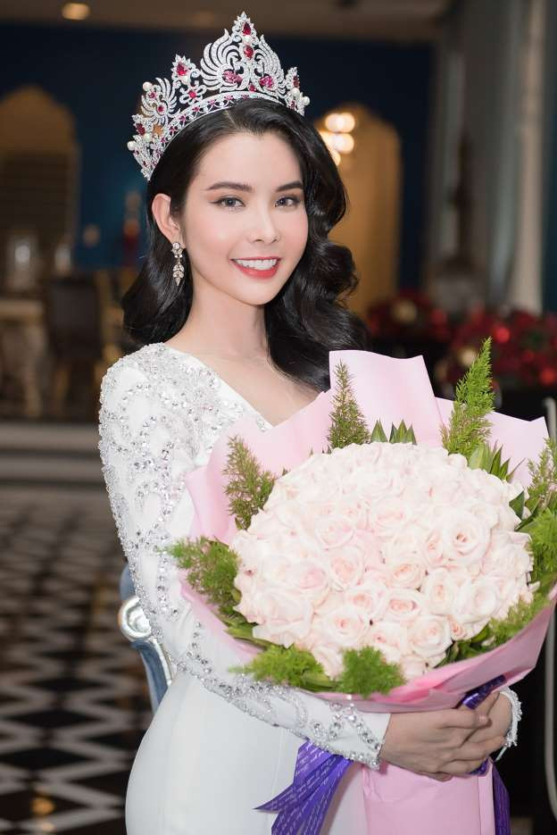 Mới đây nhất, trong loạt ảnh chụp cho tạp chí tại Vịnh Hạ Long, Huỳnh Vy một lần nữa khai thác tối đa lợi thế vòng eo nhỏ gọn của mình trong trang phục bikini khiến nhiều người phải gật gù khen đẹp.