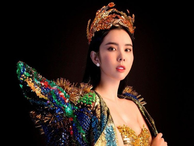 Khác với những người đẹp khác hay khoe vẻ đẹp ngọt ngào, Huỳnh Vy lại chọn cho mình xu hướng theo đuổi hình ảnh biến hóa linh hoạt, vẫn giữ vẻ đẹp dịu dàng của một đại diện nhan sắc trong các hoạt động xã hội, thiện nguyện hay cộng đồng.