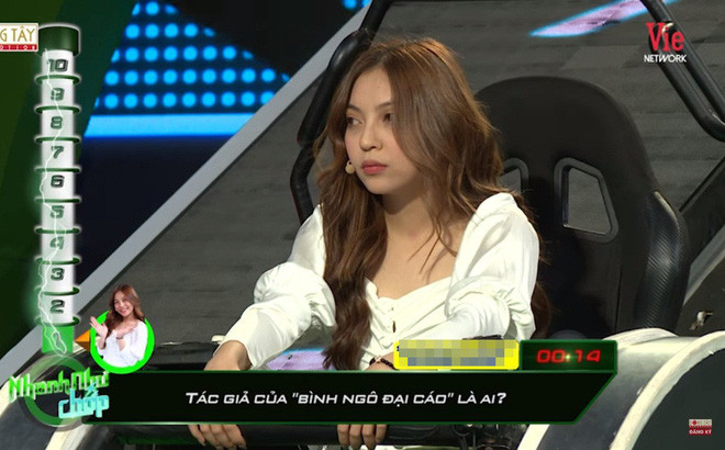 Cụ thể, trong 1 chương trình gameshow mới đây được phát sóng, bạn gái cầu thủ Quang Hải - Nhật Lê đã nhận nhiều lời chỉ trích vì liên tục để lộ khuyết điểm kiến thức cơ bản.
