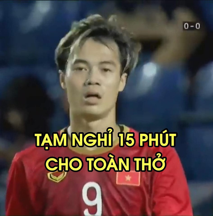 Gương mặt của Văn Toàn khi trọng tài thổi còi kết thúc hiệp thi đấu thứ nhất.
