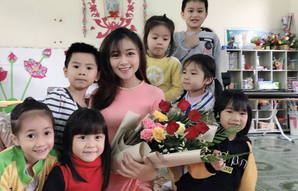Tìm hiểu về bạn gái mới Phan Văn Đức, dân mạng nhận ra Nhật Linh từng gây sốt MXH bởi loạt hình ảnh cô giáo thực tập cách đây vài tháng.