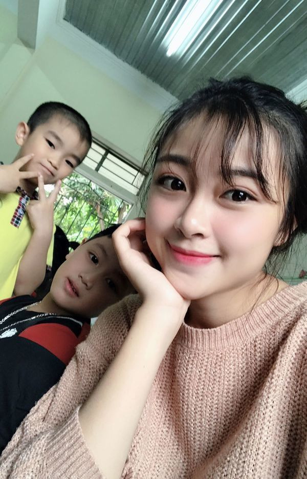 Nhật Linh 22 tuổi, đến từ Nghệ An, theo học ngành Sư phạm. Bạn gái tin đồn Phan Văn Đức từng gây sốt MXH bởi loạt ảnh cô giáo đi thực tập ở một trường mầm non tại Nghệ An đầu năm 2019.
