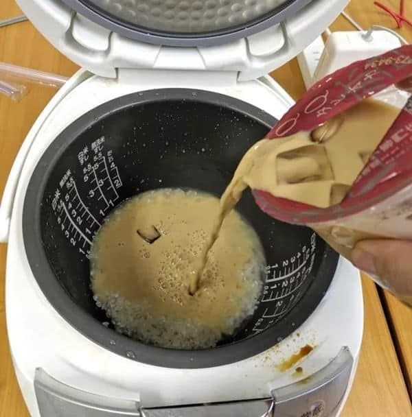 Cơn sốt trà sữa trân châu chắc chắn không phải là cơn sốt nhất thời, bởi thời gian qua, chúng ta đã chứng kiến những màn cuồng trân châu như pizza trân châu cho đến bia trân châu…