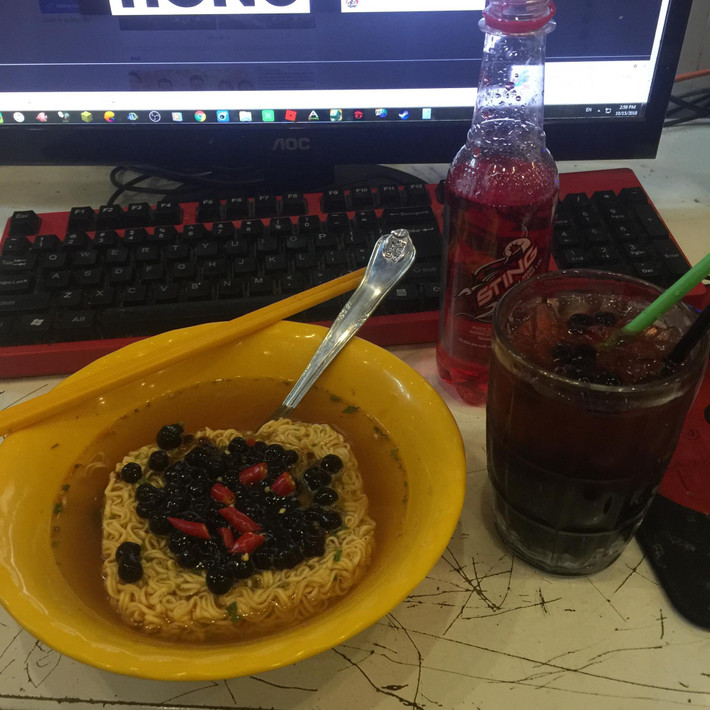 Mỳ tôm úp trân châu đen.