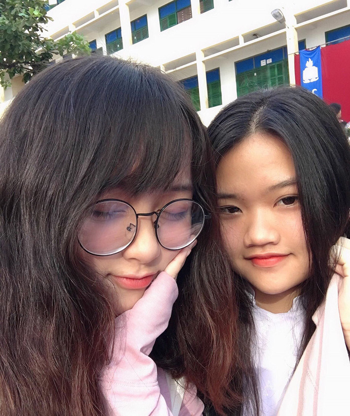 Tuy nhiên, với loạt ảnh chụp gồm khuôn mặt trang điểm khá nổi bật, mắt đeo lens, cùng trang phục khá gợi cảm, Minh Tú đã nhận được nhiều lượt chia sẻ cũng như bình luận trái chiều từ CĐM.