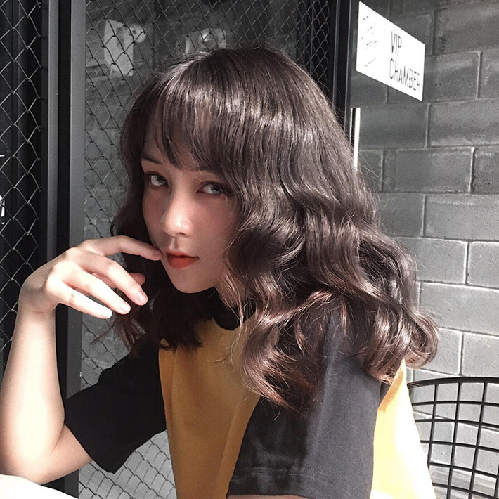 Khi nhận được các dòng bình luận trái chiều, bản thân Minh Tú khá buồn bã. Tuy nhiên, cô bạn bộc bạch rằng, mỗi tuần chỉ trang điểm một lần để chụp ảnh, những ngày còn lại đều để mặt mộc, kể cả lúc đi chơi với bạn bè.