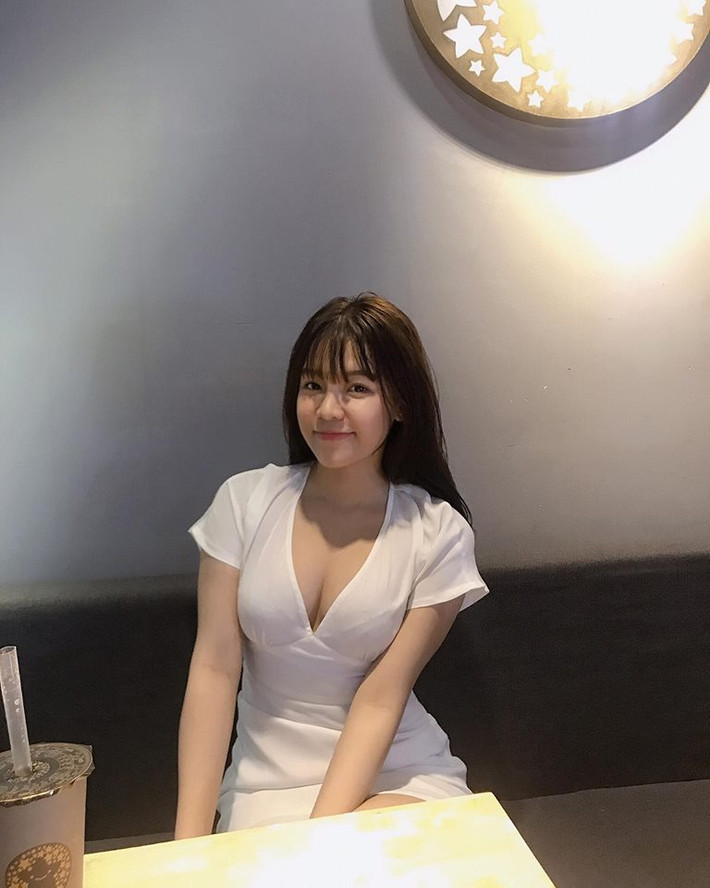 Nickname M.P bình luận: "Việc Yến Xuân khoe hình thể là điều dễ hiểu. Theo mình, đầu tiên cô ta đẹp thì cô ta khoe, ví dụ như mấy bạn béo béo, lùn lùn có dám khoe không? Tiếp theo, là 1 PT nên việc khoe đường cong săn chắc là điều bình thường vì họ có cố gắng bằng chính mồ hôi và thời gian của mình".