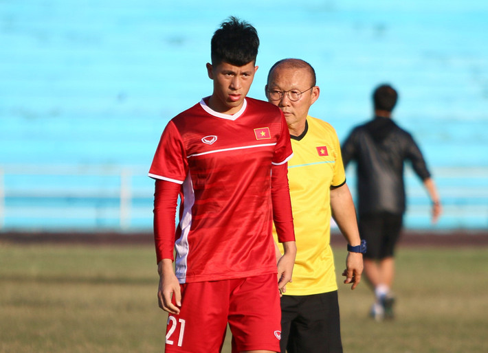 Trong trận đấu đội tuyển U23 Việt Nam giành chiến thắng 1-0 trước Indonesia đã có lúc hàng thủ thi đấu chệch choạc khiến HLV Park Hang-seo phải đưa Đình Trọng vào sân. Trung vệ này có khả năng chỉ huy tốt các đồng đội thi đấu xung quanh và sẵn sàng có những pha lăn xả để cản phá đối phương.