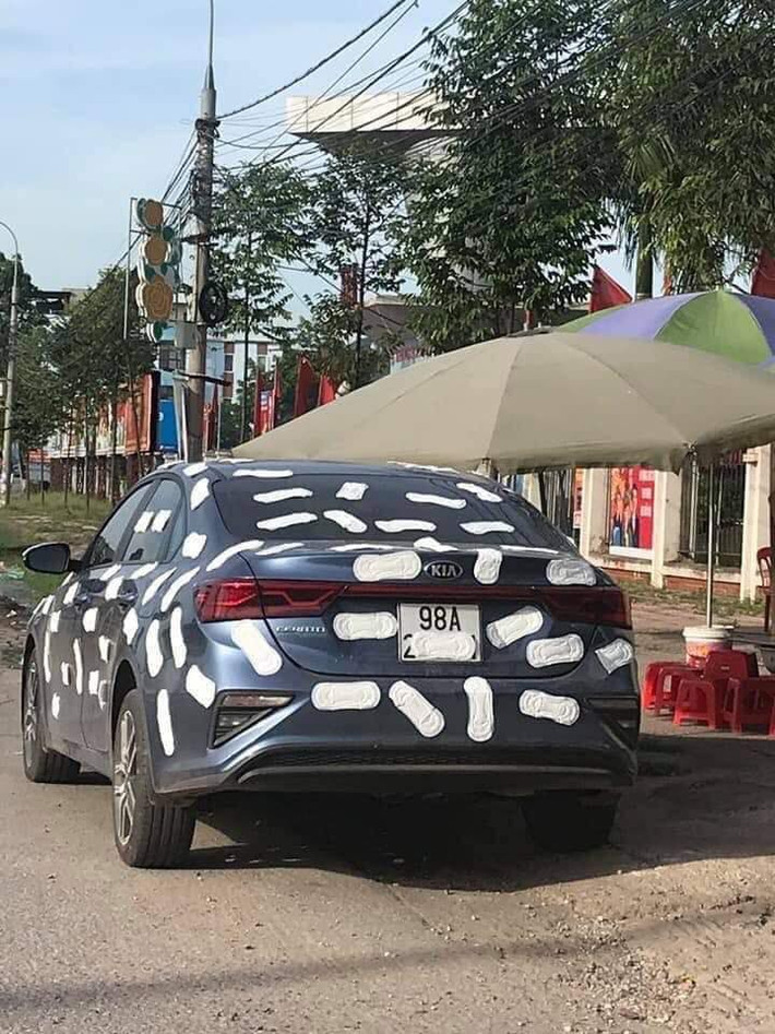 Chứng kiến màn đỗ xe thiếu ý thức này, CĐM đã cho rằng điều này là đáng đời và không bênh vực cho hành động này.