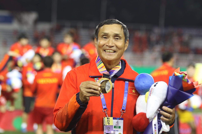 Đội tuyển bóng đá nữ Việt Nam vừa bảo vệ thành công ngôi hậu tại SEA Game 30 sau chiến thắng nhọc nhằn 1-0 trước Thái Lan tại trận chung kết. Chiến tích này là sự nỗ lực của toàn bộ đội nhưng ít ai biết rằng, đằng sau đó vẫn có 1 người đàn ông thầm lặng cống hiến đó là HLV Mai Đức Chung.