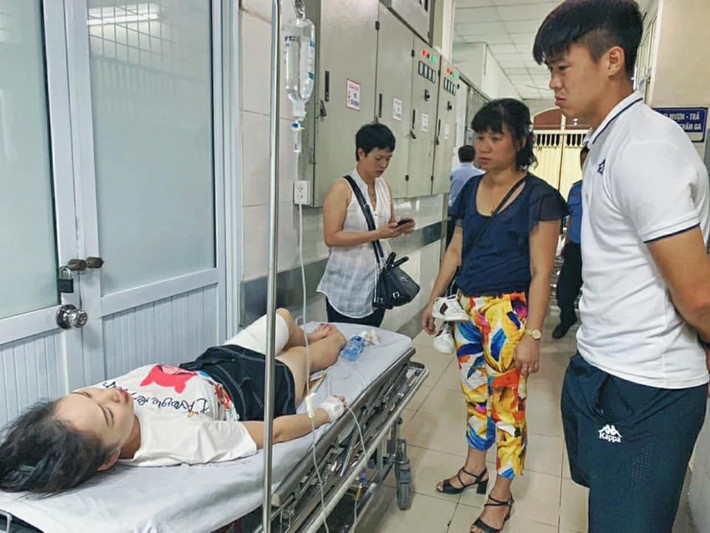 Sau khi sự việc với chị H.A xảy ra, lãnh đạo Liên đoàn bóng đá Việt Nam - VFF, Công ty cổ phần bóng đá chuyên nghiệp Việt Nam - VPF cùng đại diện 2 đội Hà Nội FC và Nam Định đều có mặt tại bệnh viện hỏi thăm tình hình vết thương của fan nữ kém may mắn. Ảnh: Hà Nội FC