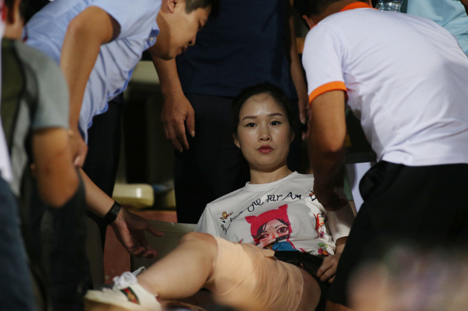 Do vết rách quá to, fan nữ trên được chuyển đến bệnh viện gần nhất để cứu chữa. Ảnh: Lâm Thỏa