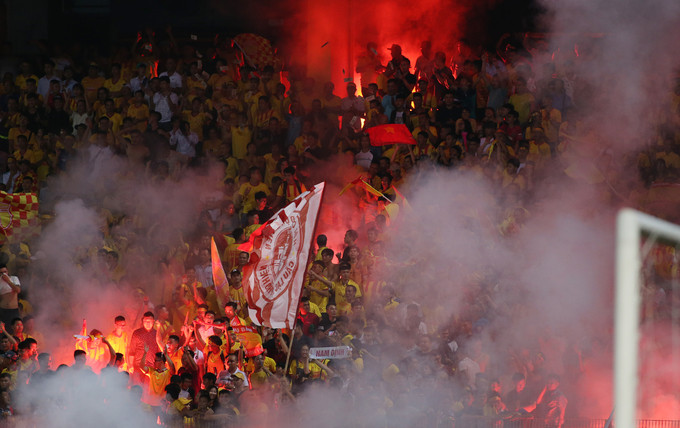 Tối 11/9, CLB Nam Định đến làm khách trên SVĐ Hàng Đẫy của đội chủ nhà Hà Nội FC. Điểm nhấn của trận đấu không chỉ ở mặt cỏ mà còn trên những khán đài, nơi các CĐV Nam Định ngồi. Ảnh: Oanh Oanh