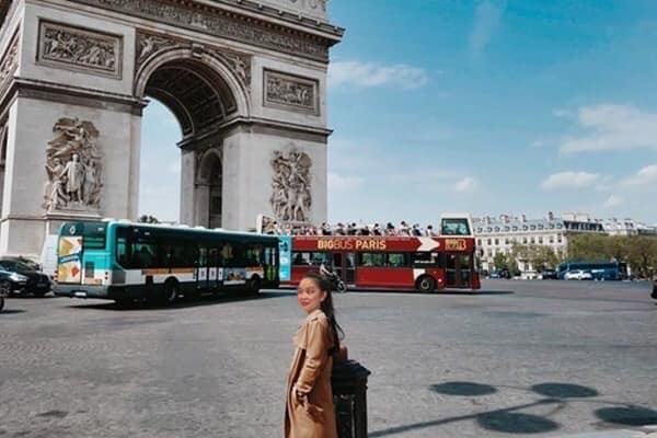 Từng địa điểm nổi tiếng ở Pháp như tháp tháp Eiffel, đại lộ Saint Elise hay Khải hoàn môn được dân mạng giúp Thùy Dương đặt chân tới.