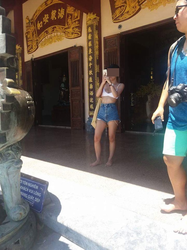 Trước đó, việc các khách du lịch ăn mặc phản cảm khi tới du lịch Việt Nam, đặc biệt là những địa điểm chùa chiền đã được đưa ra bàn tán.