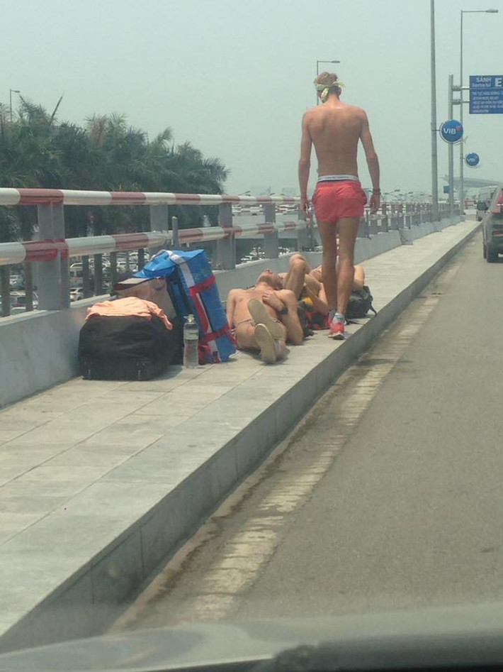 Theo thông tin được đăng tải trên MXH, những hình ảnh về nhóm du khách nước ngoài phản cảm này được một CĐM tình cờ ghi lại vào trưa cùng ngày, tại khu vực gần sảnh khách đến thuộc Nhà ga T2 (sân bay Quốc tế Nội Bài).