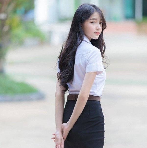 Thường xuyên xuất hiện trong những bộ đồng phục học sinh, dù chỉ mặc áo sơ mi với chân váy đen, Anun Sasinun được mệnh danh là hot girl đồng phục.