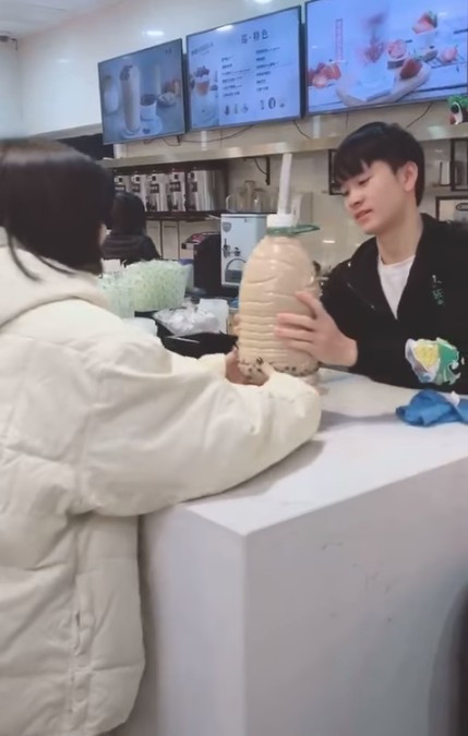 Chưa dừng lại đó, nhiều bạn trẻ cũng từng tỏ ra hiếu kì khi rủ nhau đi thử uống trà sữa bằng can có gì khác so với việc uống bằng cốc như bình thường.