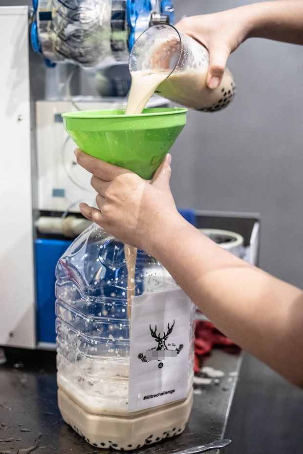 Mới đây, một cửa hàng tại Hà Nội đã gây sốc với các thực khách của mình khi đưa ra hình thức bán trà sữa bằng lít. Sự việc nhanh chóng được CĐM đăng tải trên MXH và thu hút được nhiều sự chú ý.