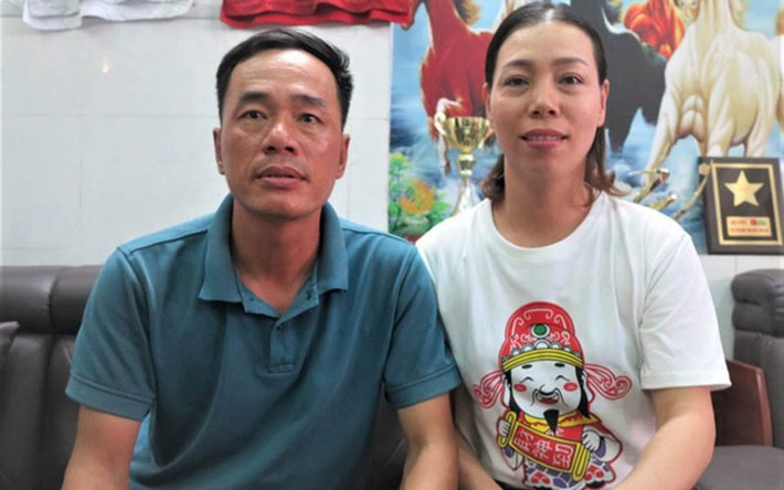 Căn nhà 2 tầng của gia đình Tiến Linh nằm ngay sau quán cà phê. Lầu trên gồm ba phòng ngủ, phòng tắm và phòng vệ sinh.
