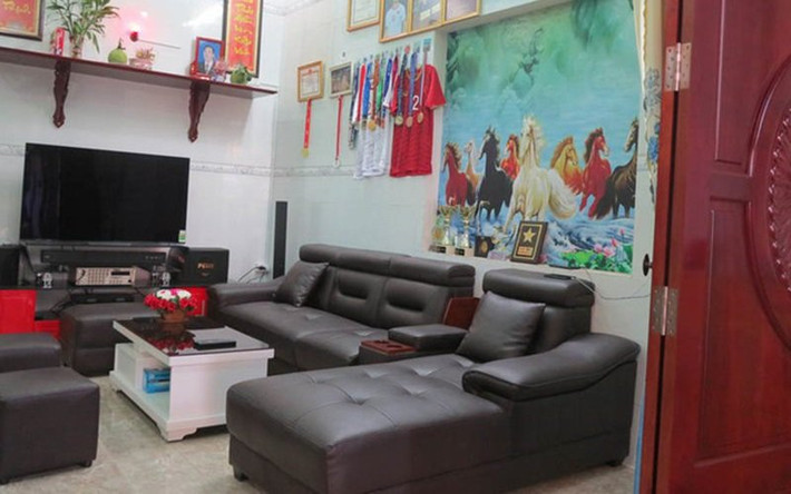 Lầu dưới là bếp nấu, phòng trưng bày các kỷ niệm chương, huy chương... mà cầu thủ Tiến Linh nhận được trong suốt những năm đá bóng.