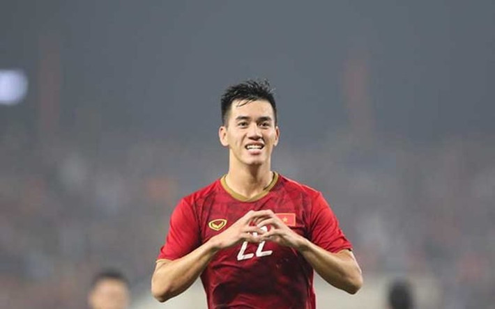 Tiến Linh sinh ra ở Hải Dương, đến năm 6 tuổi thì theo bố vào Bình Dương sinh sống. Cầu thủ sinh năm 1997 chia sẻ từng đá hụt, chạy không kịp với bóng. Vậy mà hiện tại, Tiến Linh là cái tên không thể thiếu trong thành phần đội U22 và ĐT Quốc gia Việt Nam.