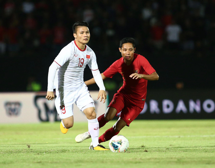 Nắm bắt được sự khó khăn của trong cuộc đấu với Indonesia, các cầu thủ đội tuyển Việt Nam không chủ động đá nhanh với đối thủ có lối chơi dựa nhiều vào sức khỏe. Từng pha bóng kéo giãn đội hình của đội chủ nhà được các học trò HLV Park Hang-seo làm khá tốt.
