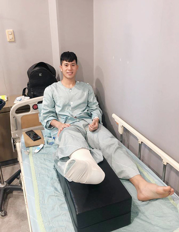 Trong thời gian dưỡng thương, Đình Trọng liên tục cập nhật tình trạng của mình trên trang cá nhân để các fan cũng như người nhà theo dõi.
