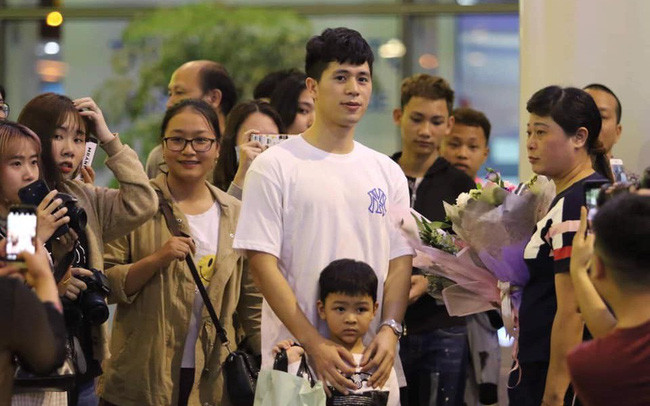 Sau 3 tháng dưỡng thương bên Hàn Quốc, tối ngày 5/3, Đình Trọng đã về tới Hà Nội. Mặc dù đã muộn nhưng vẫn có rất nhiều người hâm mộ tới sân bay Nội Bài chờ đón anh chàng này.