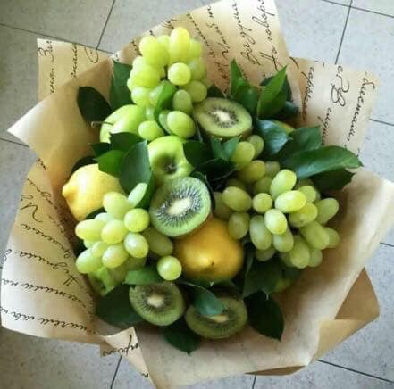Nếu yêu thích sắc nâu từ thiên nhiên, bó hoa từ quả lê, kiwi, thảo mộc, dứa sẽ phù hợp với bạn nữ thích làm đẹp bằng hoa quả.