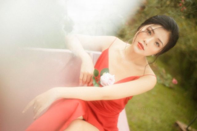 Song Ngân từng lọt top 30 cuộc thi Miss Hà Nội Photo Model 2015; top 20 cuộc thi Qúy cô Công sở 2015; Á quân cuộc thi Mr&Ms VTC Intecom 2017; top 20 cuộc thi Hoa khôi Sắc đẹp quyền năng 2018…